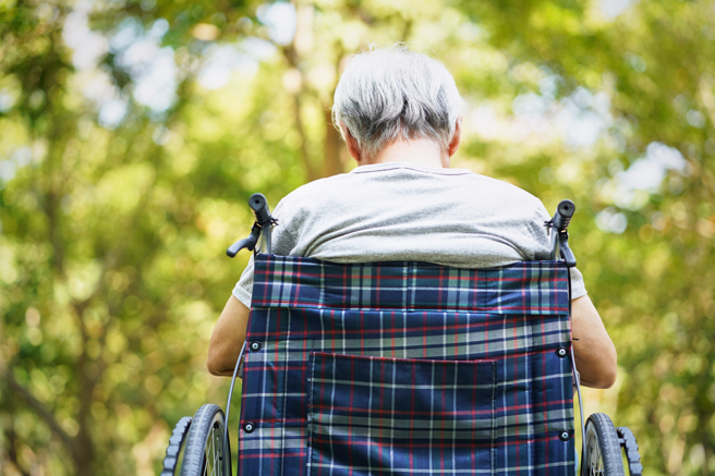 台灣歷次老人失智症盛行率調查結果大約在3.4%至4.97%之間，目前全台65歲以上失智症患者總數近29萬人。患者的生活照護成為一般家庭心理上與經濟上的沉重負擔。（圖／Shutterstock)