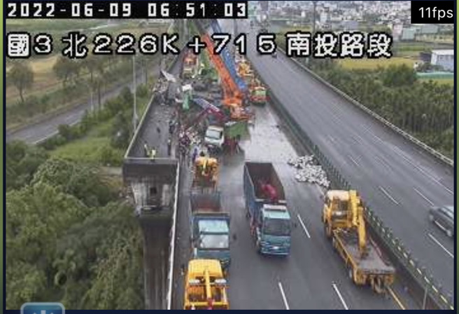 國道3號北上227公里、南投段9日清晨4時許發生6車追撞翻覆，警消正在現場處置。（翻攝自記者爆料網）