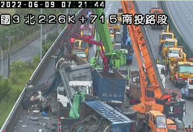 國道3號北上南投段9日清晨發生嚴重車禍，警消仍積極在現場搶救、清理。（翻攝自高公局）