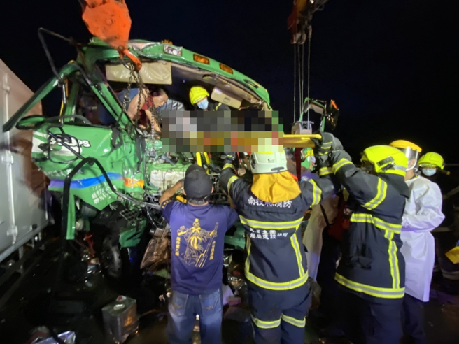 國3北上南投段9日清晨發生嚴重車禍，南投縣消防局到場救援。（翻攝自記者爆料網）