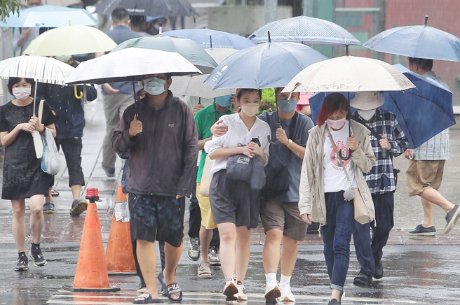 今天到周六滯留鋒仍在台灣附近徘徊，有劇烈天氣發生及致災降雨的可能。（資料照  季志翔攝）