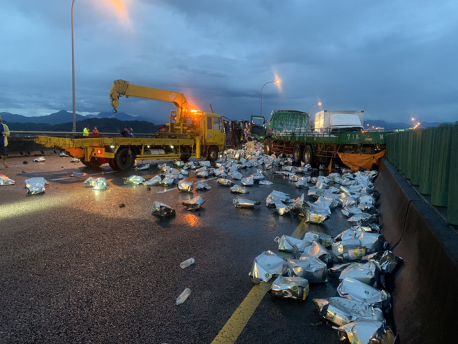 國道3號北上南投段9日清晨發生車禍，現場散落一地貨物。（翻攝自記者爆料網）