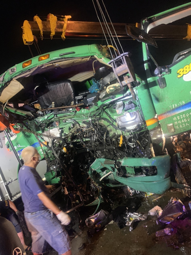 國道3號北上南投段9日清晨發生6車追撞，其中一輛大貨車車頭幾乎全毀，駕駛一度傷重受困車內。（翻攝自記者爆料網）