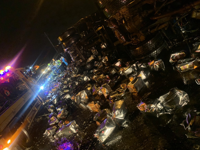國道3號北上南投段9日清晨發生車禍，現場散落一地貨物。（翻攝自記者爆料網）