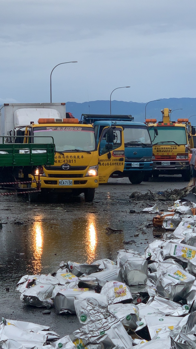 國道3號北上南投段9日清晨發生車禍，現場散落一地貨物。（翻攝自記者爆料網）