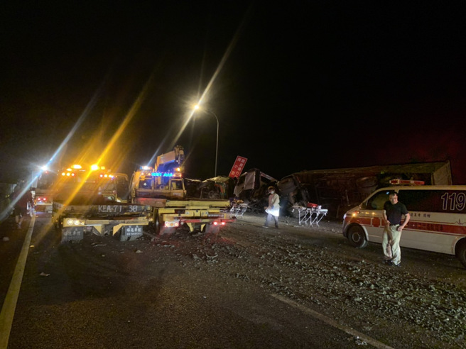 國道3號北上南投段9日清晨發生6車追撞，其中一輛事故車為砂石車，現場一片狼藉。（翻攝自記者爆料網）