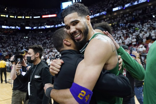 塔图在今年东区冠军赛G7戴上24号紫色护腕出赛。(美联社资料照)