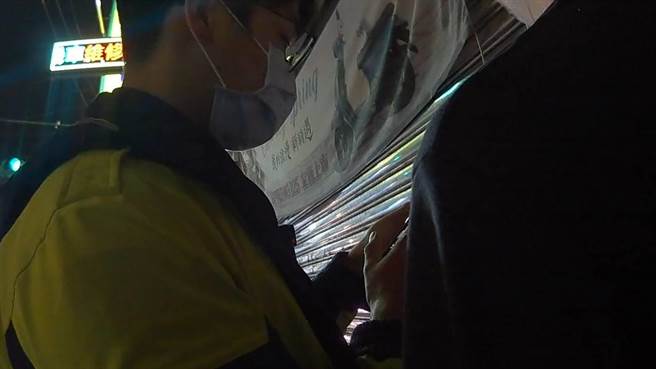 桃园市1名女童疑似在学校教唆同学自残、踢同学下体，继父接获学校通知，气得在自家机车行外拿纸打女童，警方依家暴法送办。(翻摄照片)