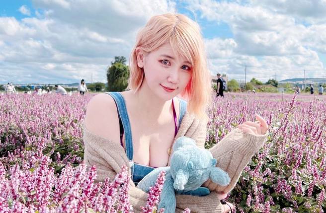 正妹实况主四月桐回家路上被陌生男子跟踪，她事后气到在网路上开骂。（图／四月桐-April facebook）