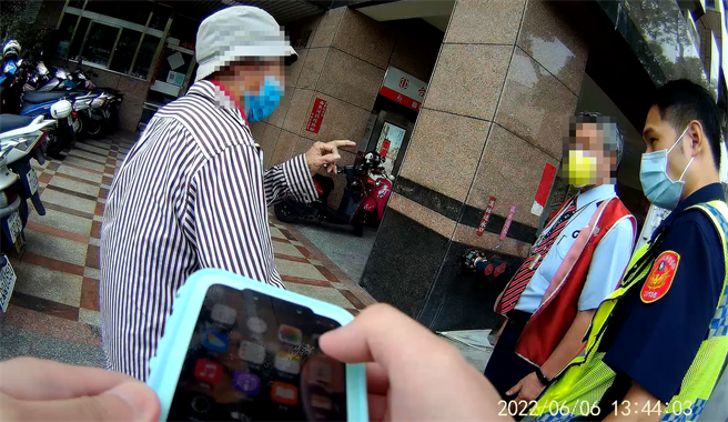 警方为确保两位长辈的安全，特协助载返回住处护送回到他们温暖的家。（民眾提供）