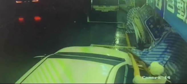 吴嫌（白帽者）持长枪朝洪嫌座车开枪。（读者提供／曹婷婷台南传真）
