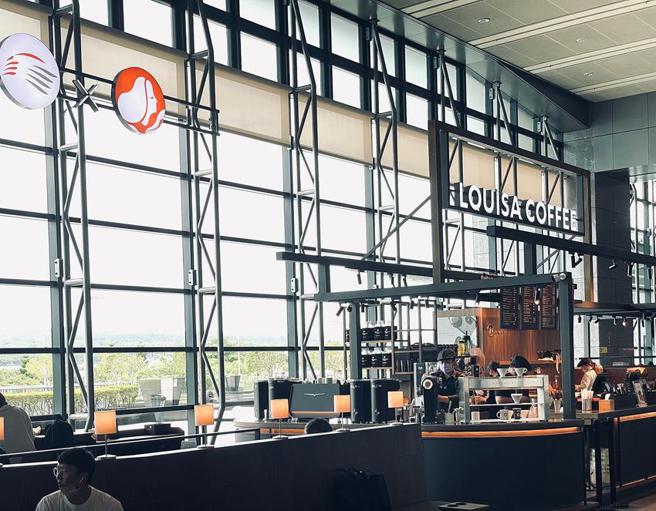 （抢攻轨道经济，路易莎咖啡携手台湾高铁合作在高铁台中站开设联名店，并于今（9)日起开始营运。图／路易莎咖啡）