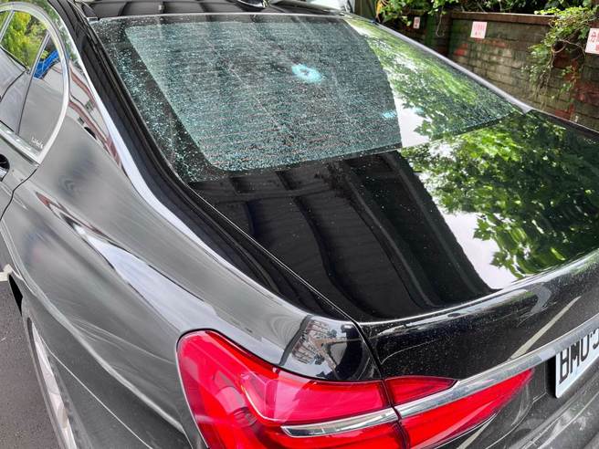 黑色BMW座车到处满布弹孔。（民眾提供／曹婷婷台南传真）