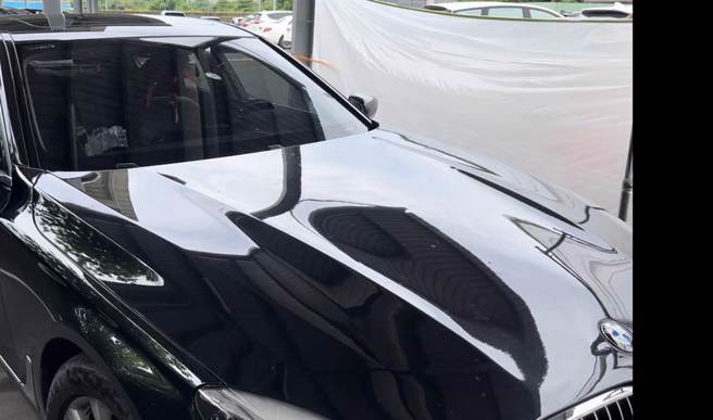 黑色BMW座车到处满布弹孔。（民眾提供／曹婷婷台南传真）