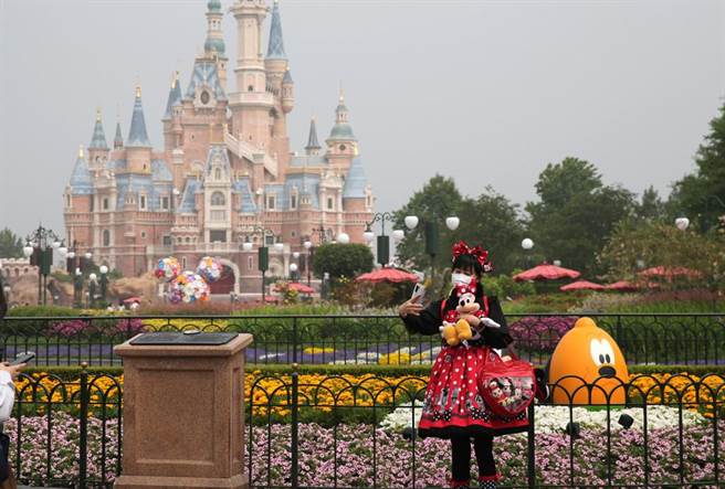 上海迪士尼度假区星愿公园等地10日起恢復营运，但乐园的恢復开放时间仍待定。（新华社）