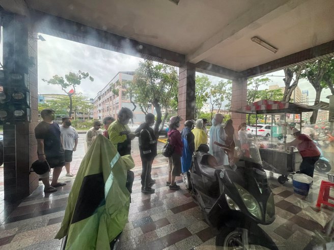 粉絲冒雨排隊買最後一次阿嬤的熱狗。(翻攝自 臉書)