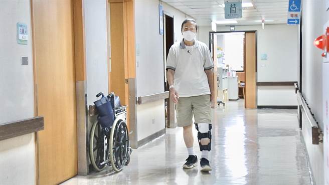 蔡继光对手术成果很满意，笑说「我不觉得我自己可以走得出去，以为要坐轮椅出去，现在很高兴自己可以走路」。（罗东博爱医院提供／吴佩蓉宜兰传真）