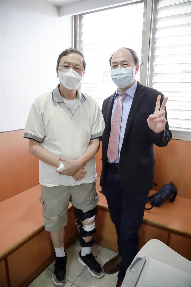 75岁的导演蔡继光热爱踢足球，但连续几个月的膝关节疼痛让他疼痛不已，经由宜兰的罗东博爱医院院长暨骨科医师叶文凌替他做膝关节镜手术，终于可以重回最爱的足球场上了。（罗东博爱医院提供／吴佩蓉宜兰传真）