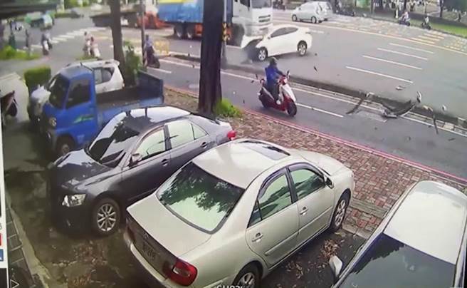 白色小客车身遭撞，零件喷飞。（翻摄照片／高雄洪靖宜传真）