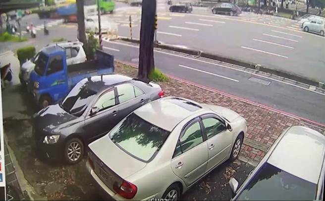 白色小客车不明原因先撞上反光杆衝上分隔岛（翻摄照片／高雄洪靖宜传真）