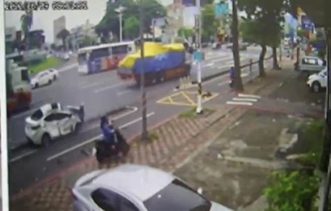 最后整辆车卡在汽、机车分隔岛上。（翻摄照片／高雄洪靖宜传真）