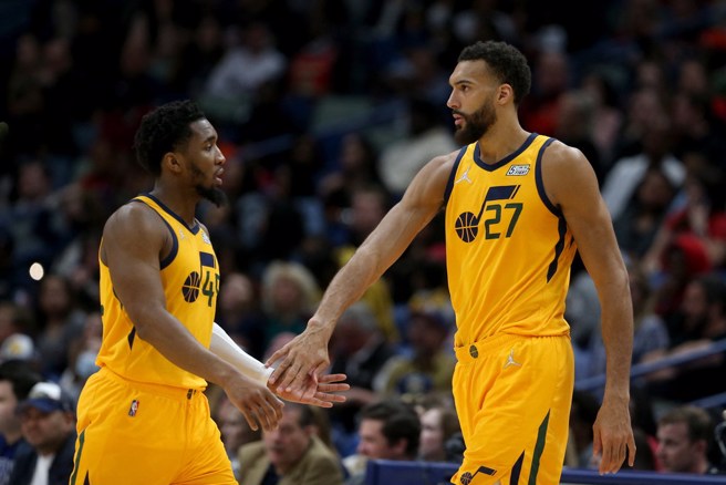 米契爾(左)跟戈貝爾之間關係從未修補，美國媒體認為熱火可以透過交易得到米契爾，成為新賽季奪冠熱門球隊。(路透資料照)