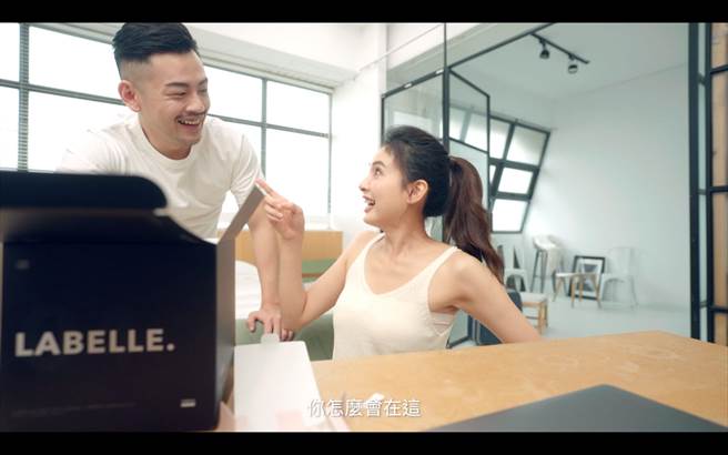 韦汝（右）直播被77老大乱入。（LABELLE拉蓓提供）