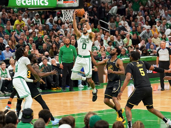 塔图切入禁区上篮，勇士来不及防守。(路透)