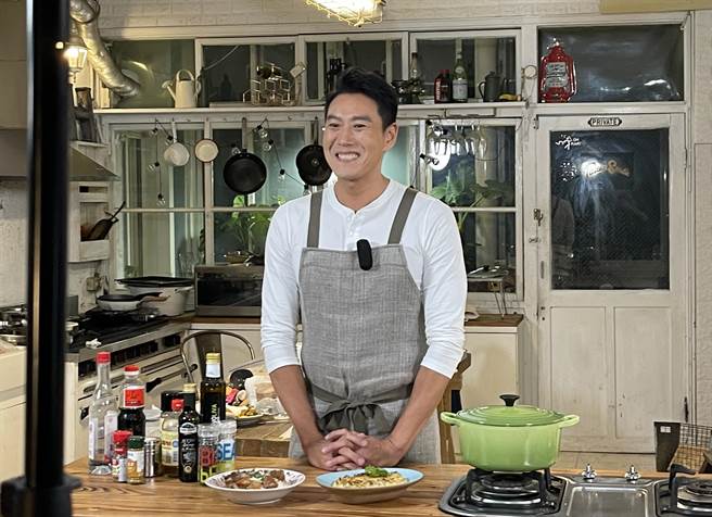 厨艺了得的加贺美智久（Tomo桑）亲自示范料理。（星浪娱乐、台湾角川提供）