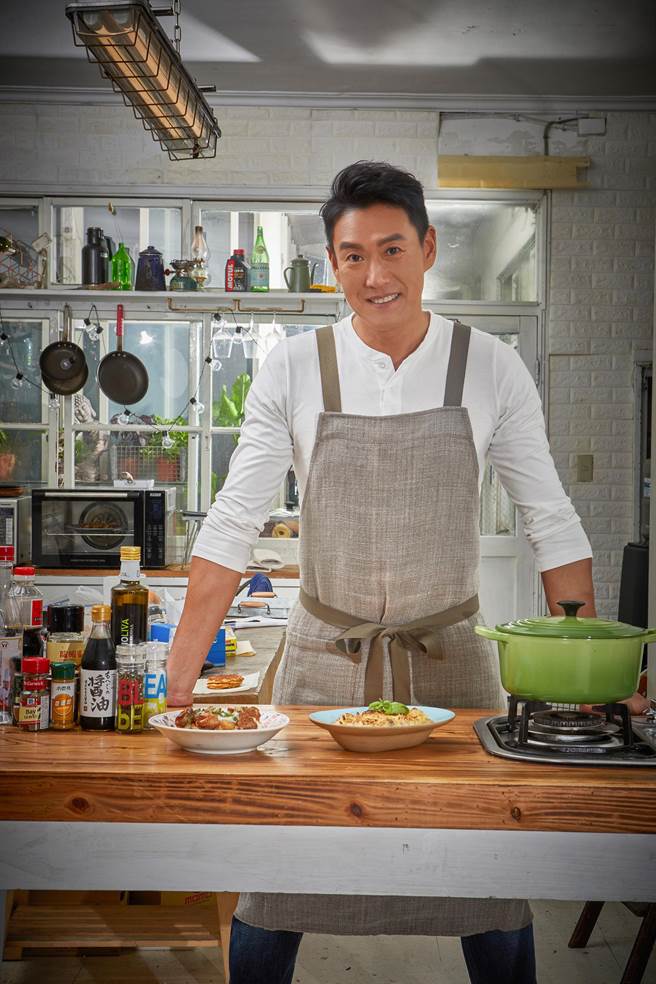 厨艺了得的加贺美智久（Tomo桑）亲自示范料理。（星浪娱乐、台湾角川提供）