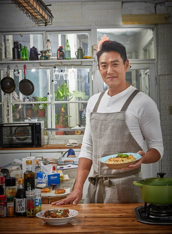 厨艺了得的加贺美智久（Tomo桑）亲自示范料理。（星浪娱乐、台湾角川提供）