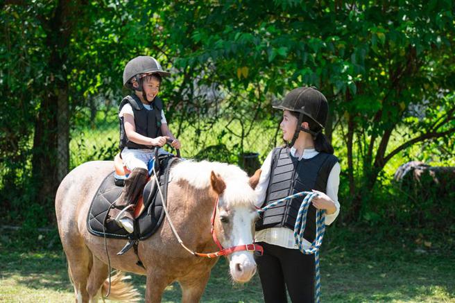 （礁溪寒沐酒店与大洲马场合作，推出马术课程。图／礁溪寒沐酒店提供）