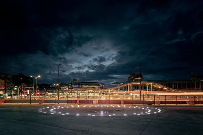 ▲水景所在地在为站前广场，圆环雕像象徵不同时代的政治社会价值。　图：基隆市政府都发处都市设计科／提供