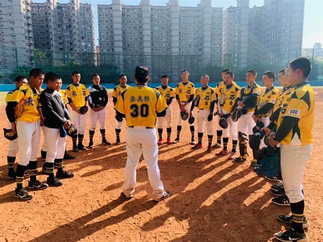 玉山杯青棒赛昨8日进行胜部冠军战，由东石高中组成的嘉义县队因9名球员确诊，不得不退赛。（取自东石高中棒球队脸书∕吕妍庭嘉义传真）