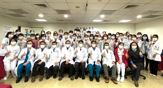 耳鼻喉頭頸外科智療團隊。（亞東醫院提供）