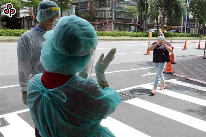 里长协助防疫，确诊者也相当多，北市大同区里长确诊率达32％。（本报资料照）