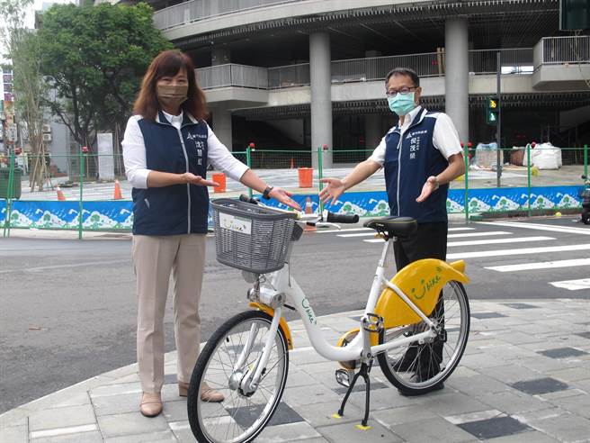副市長沈慧虹與交通處處長倪茂榮到棒球場站，了解Youbike2.0施工情形。（王惠慧攝）