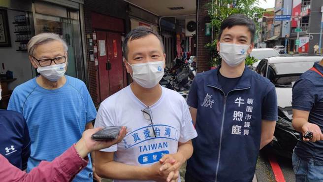 前台北市议员罗智强9日在市议员牛煦庭陪同下祈福走龟山。（赖佑维摄）