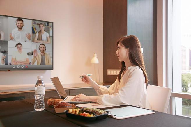 （台北寒舍艾美酒店即日起推出「客房会议室」日租专案，每日0900至1800连续使用9小时，优惠价4,059元起，专案再免费送豪华餐盒。图／台北寒舍艾美酒店提供）