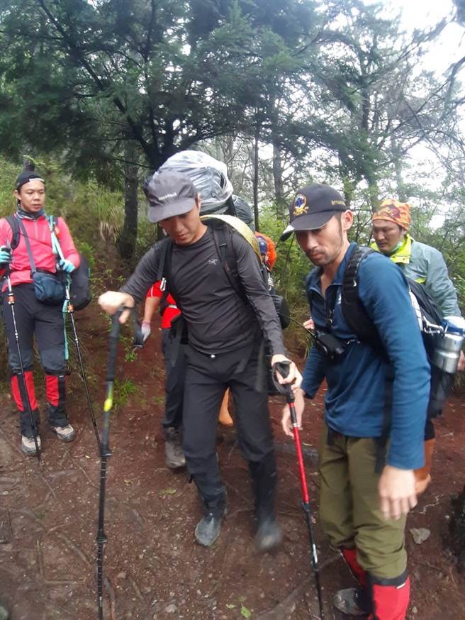 高山協作用背負方式，將劉女大體運送至桃山登山口。（台中市消防局提供）