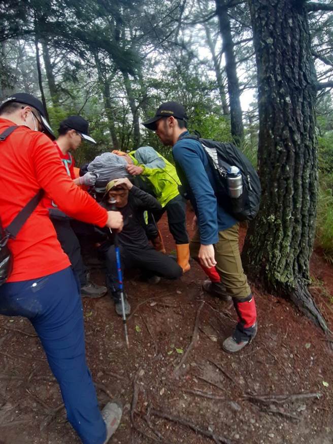 高山協作用背負方式，將劉女大體運送至桃山登山口。（台中市消防局提供）