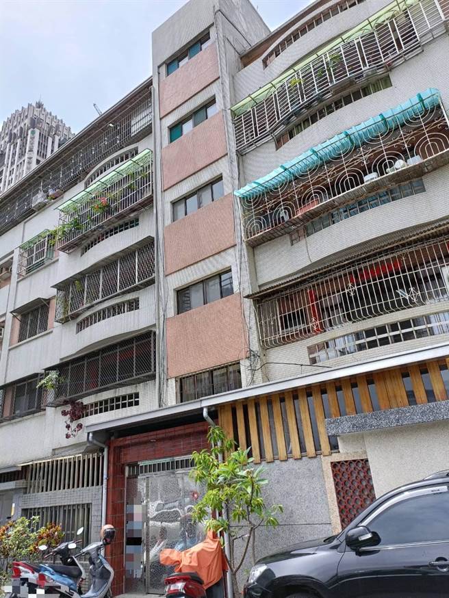 廖姓男子網路告白許姓女直播主遭拒，假扮租屋客入住許女隔壁，某日趁許女返家正要開門時強推她入房，用手銬囚禁許女長達8小時還逼吃安眠藥。高雄地檢署依強盜、毒品、妨害自由等罪起訴。（讀者提供／袁庭堯高雄傳真）