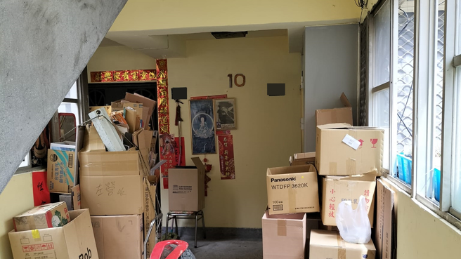 一名女网友表示，住同楼层的邻居爷爷，常常将捡拾的瓶罐、纸箱等杂物放在梯间，许多人忧心引发祝融来奉劝爷爷。（图／翻摄自爆料公社二社）
