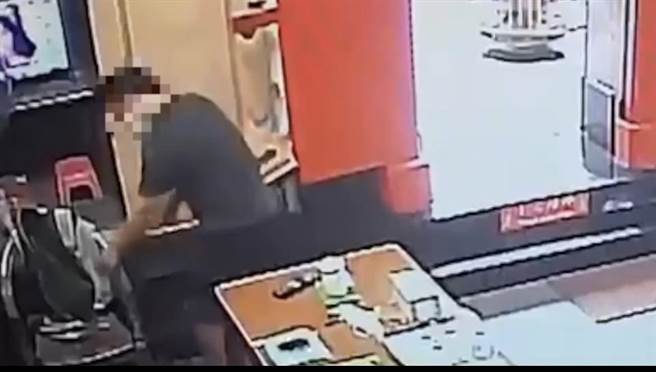 蕭男光天化日之下在土地公面前行竊。（翻攝照片／崔正綱高雄傳真）