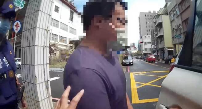 蕭男揹著超大包包被員警認出遭到逮捕。（翻攝照片／崔正綱高雄傳真）