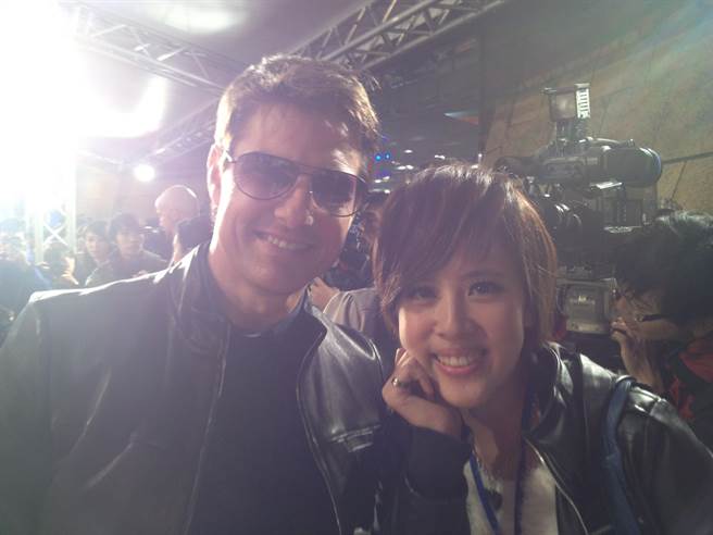 汤姆克鲁斯2013年来台宣传电影《遗落战境》时，朱培滋前往採访特别留下这难得的合照。（镜新闻提供）