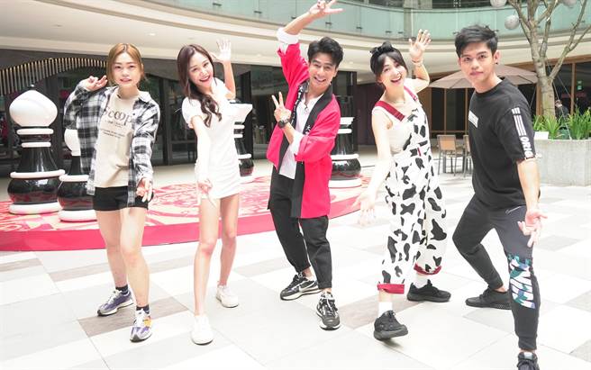 《大胃王來了！》主持人郭彥均（中）擔憂主持棒被沈玉琳搶走。（緯來提供）