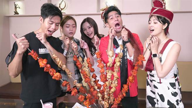 大胃王黑哲（左起）、小慧、泡芙、主持人郭彥均、來賓阿喜在印度餐廳品嘗烤雞串。（緯來提供）