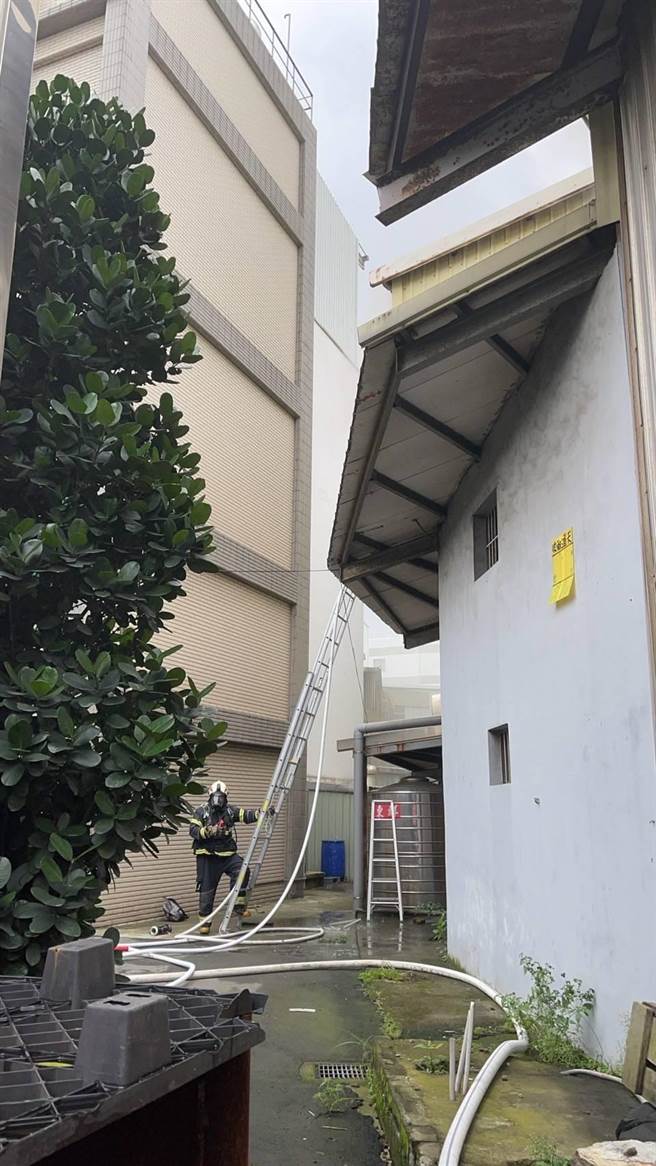 芦竹纺织工厂传出火警，消防队获报赶抵救援。（陈梦茹翻摄）