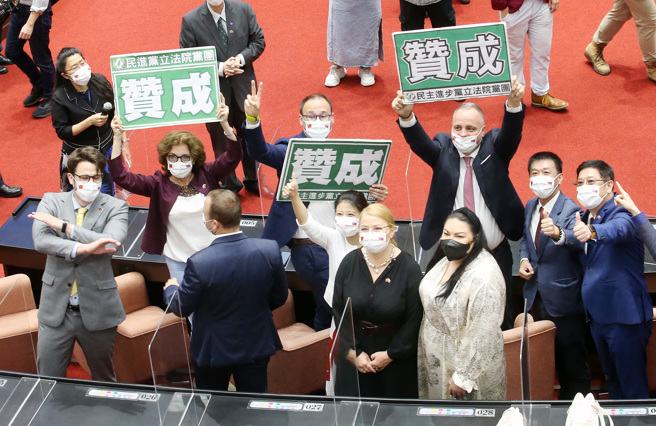 斯洛伐克国会暨布拉提斯拉瓦省访问团9日参访立法院，团员参观议场时好奇地模仿举牌表决。（范扬光摄）